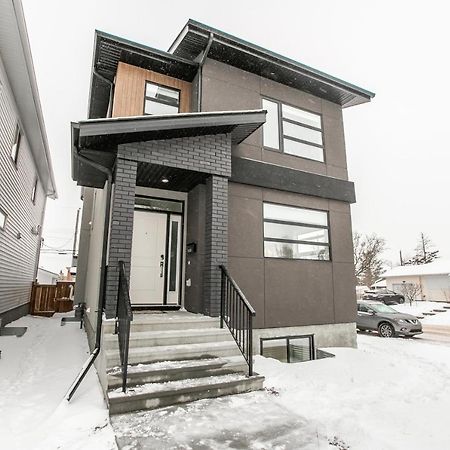 Bright Modern Home - King Bed - Free Parking - Fireplace - Fast Wi-Fi - Free Netflix 埃德蒙顿 外观 照片