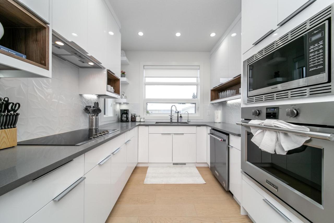 Bright Modern Home - King Bed - Free Parking - Fireplace - Fast Wi-Fi - Free Netflix 埃德蒙顿 外观 照片