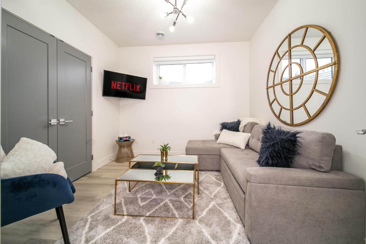 Bright Modern Home - King Bed - Free Parking - Fireplace - Fast Wi-Fi - Free Netflix 埃德蒙顿 外观 照片