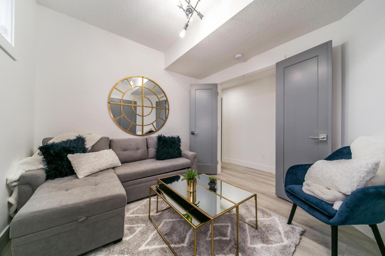 Bright Modern Home - King Bed - Free Parking - Fireplace - Fast Wi-Fi - Free Netflix 埃德蒙顿 外观 照片